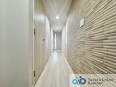 アクセントクロスがオシャレな室内廊下。