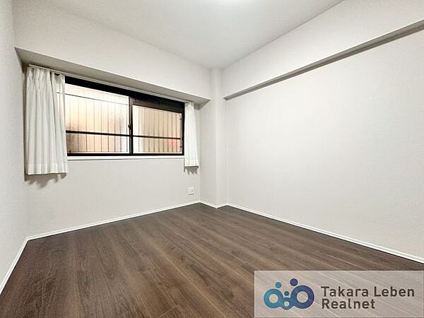 約5.0帖の洋室。明るさと使いやすさを兼ね備えた洋室。居室としてはもちろん、収納やワークスペースとしても活躍します。