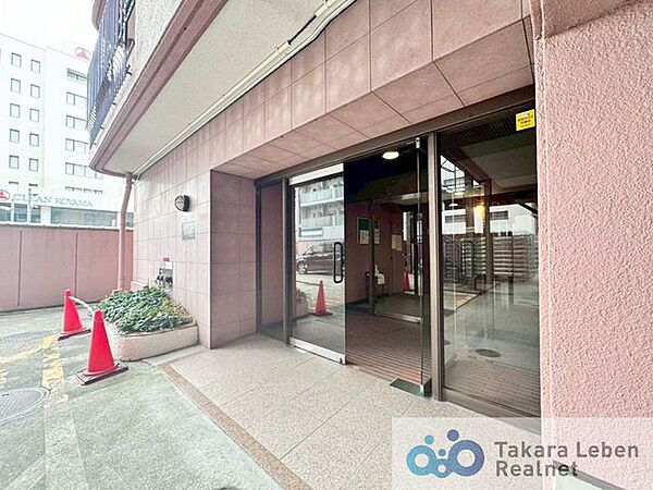 住まう人や訪れる方を優しくお出迎えするエントランス。