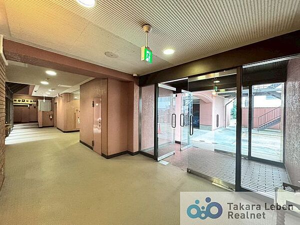 中庭から自然光が入るエントランスです。