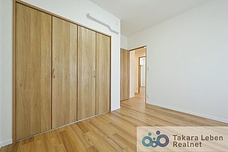 約6.0帖の洋室。クローゼット完備の寝室は、住空間をすっきり保てる設計。日々の疲れを癒す、心地よいプライベート空間です。