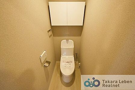 ウォシュレット機能付きのトイレは壁掛けリモコンの上位グレードを採用。便座がスッキリした印象となり、限られた空間を広く見せる効果があります。