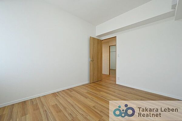 落ち着いた色合いでまとめられた洋室は、くつろぎの時間を過ごす居室としておすすめ。自分だけの空間を演出できます。