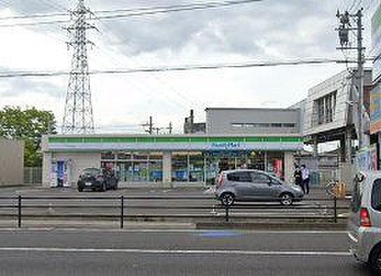 ファミリーマート中野栄駅前店 徒歩3分。 180m