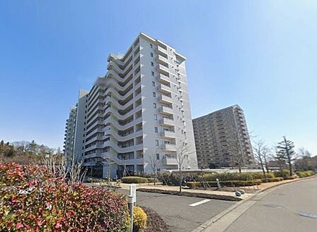 街に馴染みつつも確かな存在感を放つ、洗練された外観。シンプルながらも細部まで配慮されたデザインが、上質な暮らしへの期待を高めます。