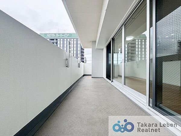 バルコニーも広く、物干し金物も据え付けられております。リビング・ダイニングと洋室の両方から出入り出来るため、家事の動線も良好です。