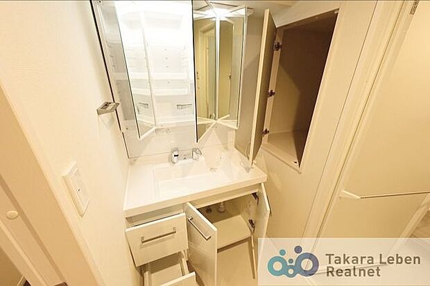 洗面台下収納は小分けできるようになっており、右サイドにも奥行きのある物入と、洗面室も収納豊富です。