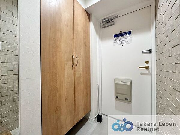 すっきりとした印象の玄関は、住まいの第一印象を整える空間。収納スペースもあり、靴や小物を整理しやすい設計です。