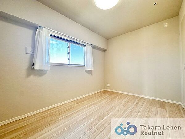 自然光が入る洋室は、子ども部屋として明るい印象。毎日の生活リズムを整えやすい環境です。