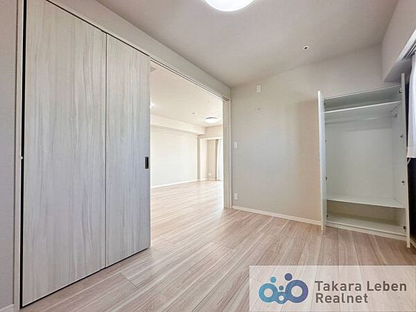 約6.0帖の洋室。リビングに隣接しているので、小さなお子様の遊び場としても活用できる一室です。