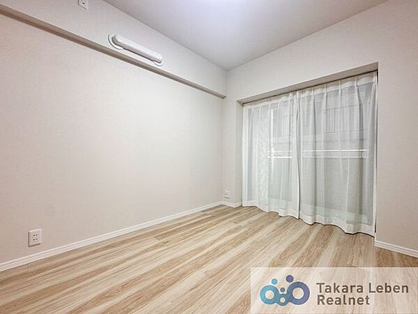 明るさを取り入れつつ、落ち着いた印象の洋室。子ども部屋として、勉強や遊びの時間を過ごしやすい一室です。