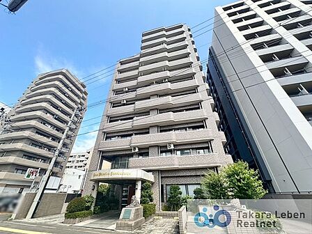 洗練されたフォルムと柔らかな印象を併せ持つ外観デザイン。街並みに自然と溶け込みながら、居住者様を優しく迎え入れます。