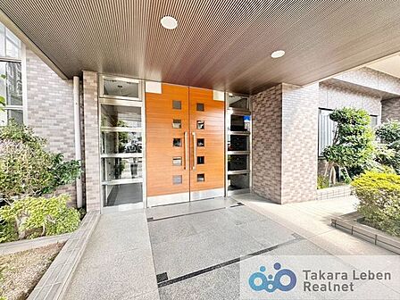 エントランスのサイドには植栽を配し、緑の潤いにあふれたアプローチを実現。