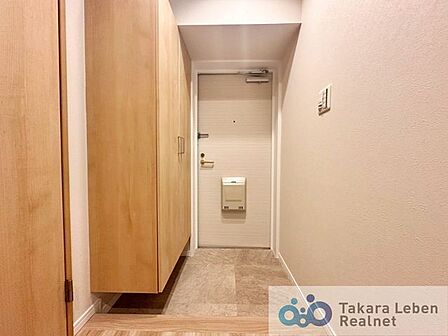 玄関にはシューズボックスを設置。靴をまとめて収納でき、玄関まわりをすっきりと保ちやすい設計です。