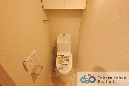 ウォシュレット機能付きのトイレは壁掛けリモコンの上位グレードを採用。便座がスッキリした印象となり、限られた空間を広く見せる効果があります。