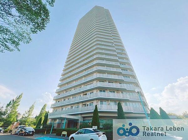 周囲の景観と美しく溶け合いながら、凛とした表情を見せる外観デザイン。落ち着きと品格を兼ね備え、日常を心地よく迎え入れてくれる住まいです。