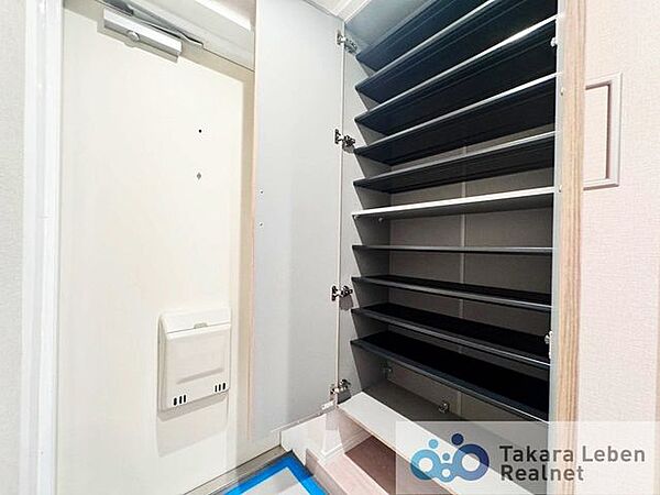 玄関にはシューズボックスを設置。靴をまとめて収納でき、玄関まわりをすっきりと保ちやすい設計です。