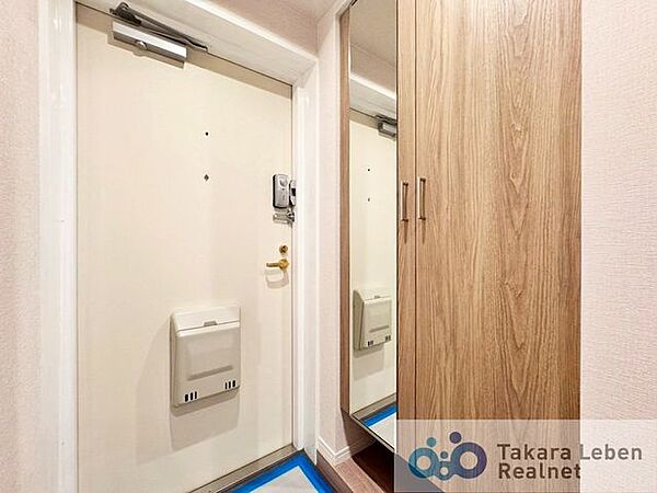 シンプルな玄関は、インテリアを選ばず、すっきりとした印象。毎日の外出・帰宅をスムーズに迎えられます。
