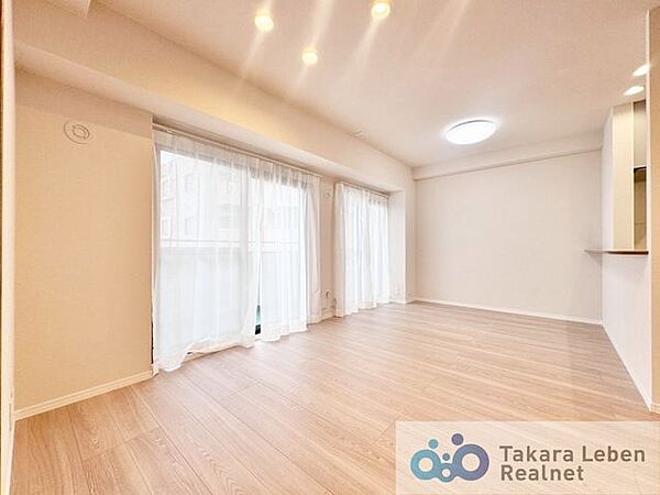 家族だけのプライベートタイムを心地よく過ごせる、約14.5帖のリビング空間。住まう方のライフスタイルを尊重し、オンリーワンの空間を創り出します。