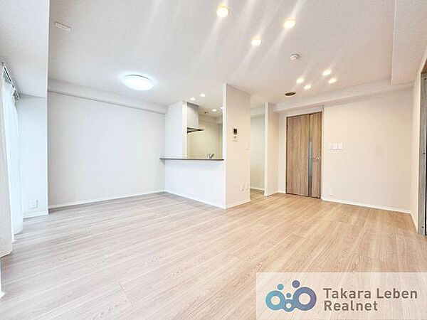 家族が集まる場所だからこそ、採光と通風を確保した心地よいリビングとなっております。自然と家族皆が揃い、笑顔が溢れる場となりそうです。