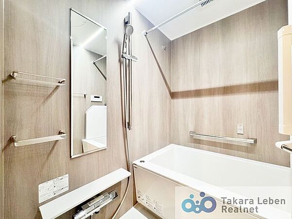 ゆったり湯船に浸かりたい人も、ササっとシャワーで済ませたい人も。住まわれる方、皆が心地よくお過ごしいただけるバスルームです。