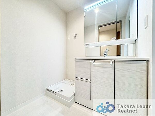 明るくすっきりとした印象の洗面脱衣所。洗濯機置場も確保されており、家事動線がスムーズなのも嬉しいポイントです。