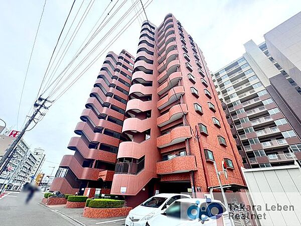 街に馴染みつつも確かな存在感を放つ、洗練された外観。シンプルながらも細部まで配慮されたデザインが、上質な暮らしへの期待を高めます。