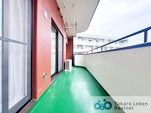 爽やかな風が吹き、採光にも恵まれてますので思わずお部屋の外へ出たくなる、そんなバルコニーです。心地良さに包まれ、日々の暮らしをより鮮やかに彩ります。
