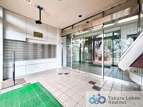 共用部の第一印象となるエントランスは、落ち着いた色合いとすっきりとした空間。住まいとしての佇まいを感じられます。