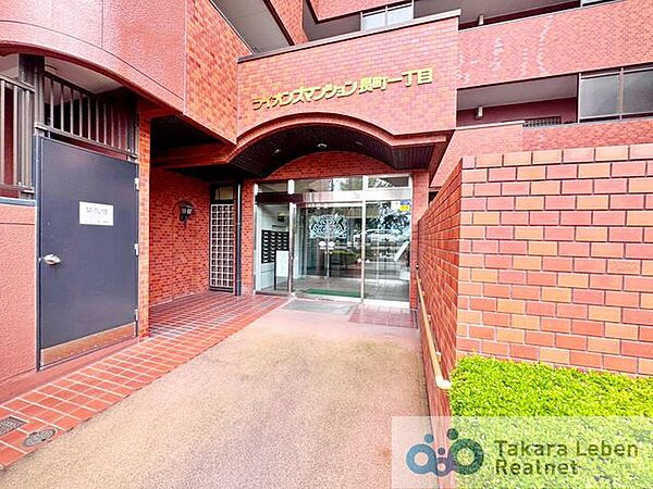 建物の印象を整える、落ち着いたデザインのエントランス。住まう方や来訪者を穏やかに迎える空間です。