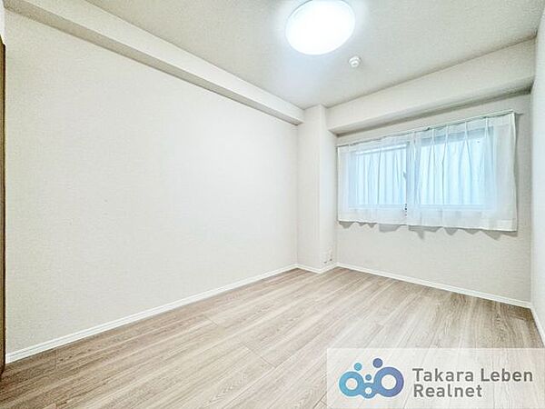 洋室約5.3帖。採光の取れた洋室は、日中も明るく心地よい印象。居室としてお使いいただける、バランスの良い空間です。
