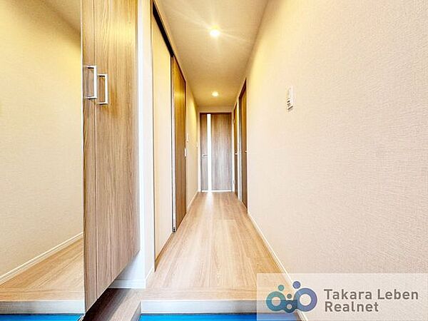 ナチュラルカラーの室内廊下、明るく開放感のある空間を演出します。
