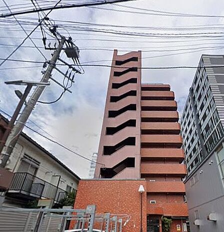 街に馴染みつつも確かな存在感を放つ、洗練された外観。シンプルながらも細部まで配慮されたデザインが、上質な暮らしへの期待を高めます。