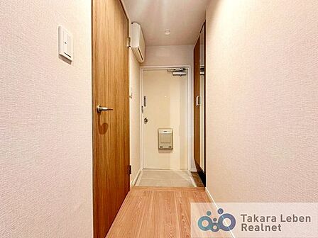 シンプルで使いやすい玄関は、住まい全体をすっきりと見せてくれます。日々の暮らしに自然と馴染む空間です。