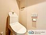 トイレ：ウォシュレット機能付きのトイレは壁掛けリモコンの上位グレードを採用しております。