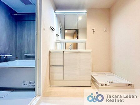 明るくすっきりとした印象の洗面脱衣所。洗濯機置場も確保されており、家事動線がスムーズなのも嬉しいポイントです。