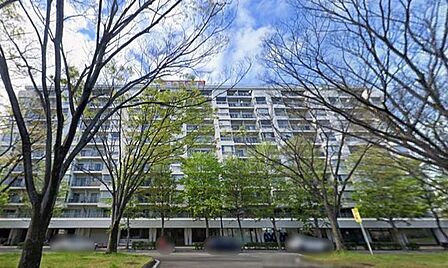 地下鉄東西線「卸町」駅まで徒歩10分のマンション。スーパー、コンビニ、薬局が徒歩圏内に揃う利便性良好な立地。ペット飼育可(細則有)