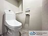 トイレ：ウォシュレット機能付きのトイレは壁掛けリモコンの上位グレードを採用。便座がスッキリした印象となり、限られた空間を広く見せる効果があります。