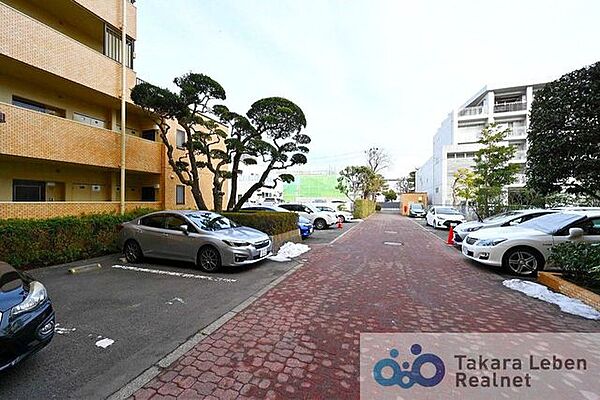 敷地内に平面駐車場を兼ね備えており、ご家族でのお車のご移動がスムーズに行えます。