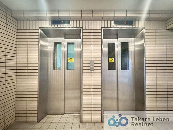 防犯性の高い小窓付きエレベーター