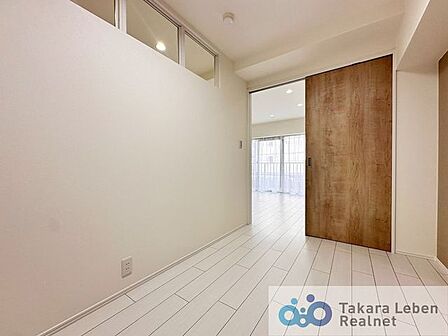 約4.9帖の洋室。落ち着いた色合いでまとめられた寝室は、リラックスできる住環境。読書や就寝前のひとときをゆったりと過ごすことができます。