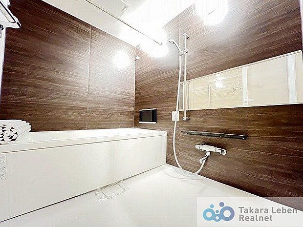 浴槽に浸かりながら楽しめる浴室テレビを標準装備。ゆっくりと湯船に浸かる事は健康面でも良いこと。健康に気をつかいながら、ご入浴がより楽しいものになります。