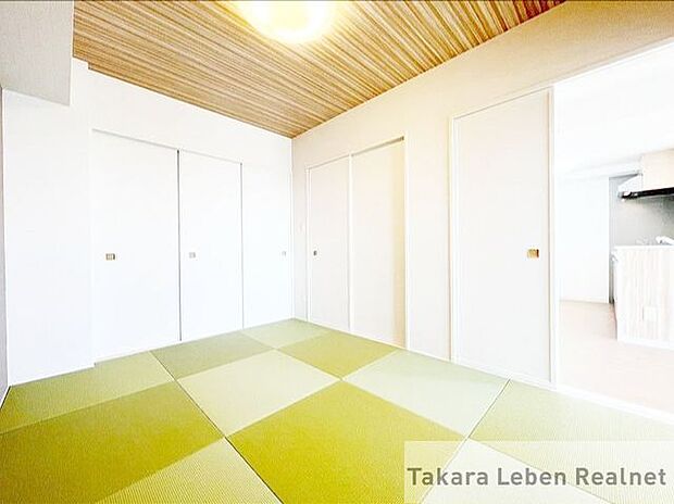 角度によって色味が変わる萌黄色の畳。和室ならではのほっと一息つける空間です。天井にアクセントクロスを使用し、自然を感じさせる仕様となっています。収納力豊富な押し入れ付き。