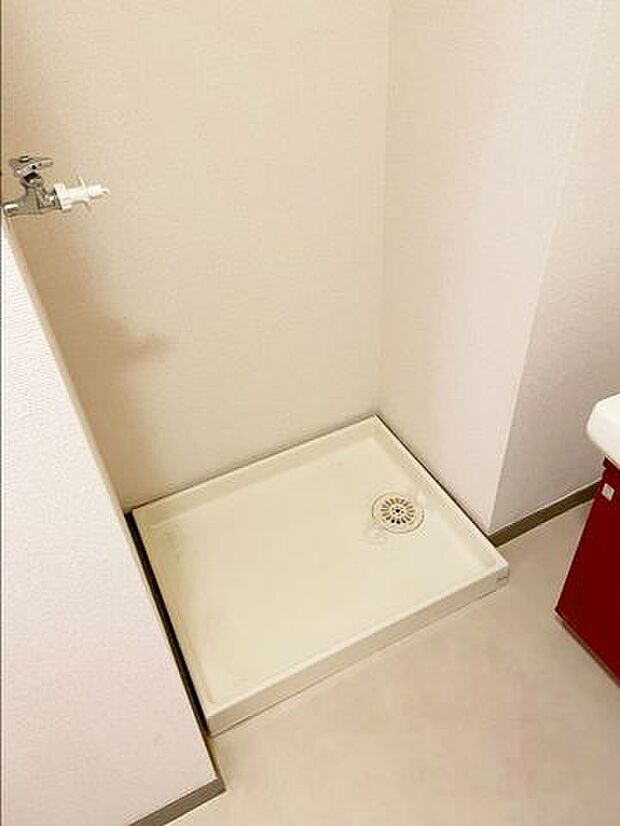 洗面スペースには防水パン付きの洗濯機置場があります。