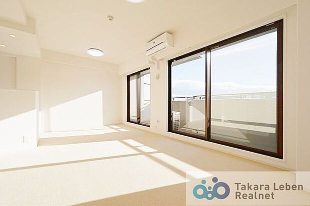 広々とした室内は大きな掃き出し窓からお部屋の隅々まで暖かな採光と、心地の良い通風が得られます。