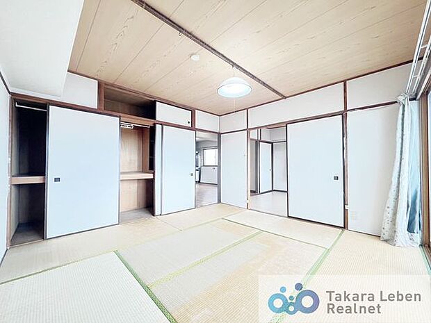 約8帖の広々とした和室は独立したお部屋としてだけでなく、リビング空間の延長として利用しても良いですね。