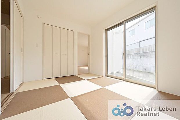 リビングに隣接する6.0帖和室。セピアカラーの琉球畳を使用。南西向きで陽当たりの良いお部屋です。