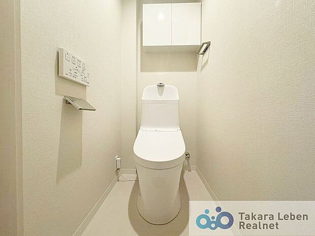 ウォシュレット機能付きのトイレは壁掛けリモコンの上位グレードを採用。