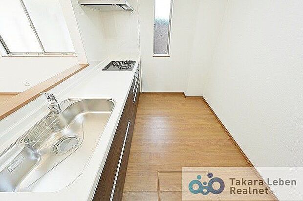 採光・通風の確保ができる小窓付キッチンスペース。室内への匂いごもりが軽減されます。