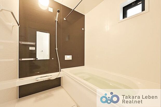 お風呂に窓がありのも嬉しいですよね。また、浴室乾燥機付きの為、室内干しにも利用できます。